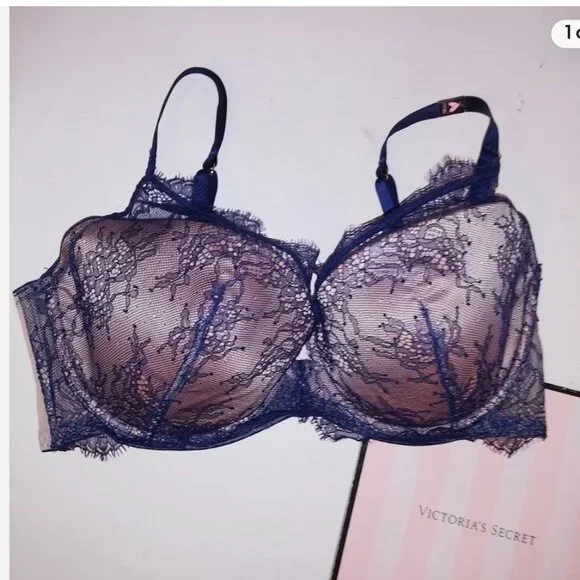 Victoria's Secret Chantilly Lace Plunge Bra and Panties